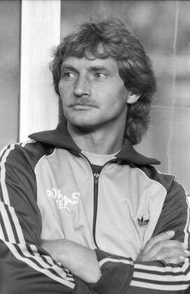 Dieter Herzog (ehemaliger Fußballer) 09 84 ru Dieter Herzog am 03.09.1984 am Rande des Fußballspiels Hertha BSC Berlin gegen die Altinternationale german football soccer former Deutschland deutsch Deutscher ehemaliger ehemalig Fußballspieler Nationalelf Nationalmannschaft Elf Fußball Fortuna Düsseldorf Bayer 04 Leverkusen leger sportlich Trainingsjacke Adidas Portas Team hoch Portrait neutral draußen Arme verschränkt Locken Schnurbart Oberlippenbart ernst angelehnt sw