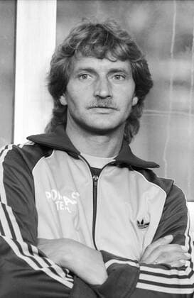 Dieter Herzog (ehemaliger Fußballer) 09 84 ru Dieter Herzog am 03.09.1984 am Rande des Fußballspiels Hertha BSC Berlin gegen die Altinternationale german football soccer former Deutschland deutsch Deutscher ehemaliger ehemalig Fußballspieler Nationalelf Nationalmannschaft Elf Fußball Fortuna Düsseldorf Bayer 04 Leverkusen leger sportlich Trainingsjacke Adidas Portas Team hoch Portrait frontal neutral draußen Arme verschränkt Locken Schnurbart Oberlippenbart ernst angelehnt sw