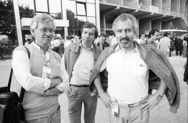Eberhard Stanjek, Wilfried Luchtenberg, Heribert Faßbender (v.li.) 06 84 ru Eberhard Stanjek, Wilfried Luchtenberg und Heribert Faßbender (v.li.) am Rande der Fußball-Europameisterschaft am 12.06.1984 in Frankreich Deutschland deutsch Deutsche EM Fußball Journalisten Journalist Journalismus Reporter Reportage Mann Männer German male soccer quer halb leger Jacke Poloshirt Polohemd lächelnd Flughafen Bahnhof Pullover sw