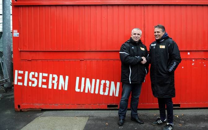 Fussball, Herren, Saison 2011 2012, 2. Bundesliga, 1. FC Union Berlin, Training, am heutigen Tag besiegelten Trainer Uwe Neuhaus (r.) und Präsident Dirk Zingler die Vertragsverlängerung von Neuhaus bis 2014, 07.12. 2011,
