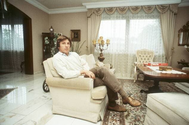 Klaus Fischer (Fußballspieler) 09 84 Klaus Fischer im September 1984 Deutschland deutsch Deutscher Mann Fußball Fußballer Sportler german soccer football player private quer sitzend ganz Sessel Sofa Wohnzimmer Homestory privat exklusiv