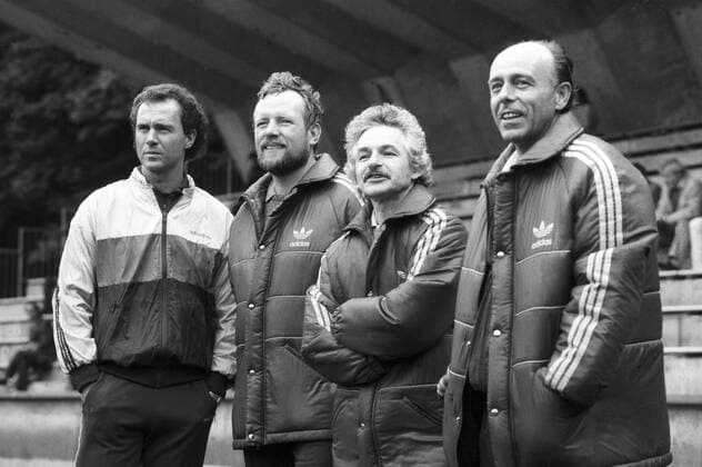 F. Beckenbauer, H.-J. Montag, A. Katzenmeier, Dr. M. Masson (v.li.) 09 84 wow Franz Beckenbauer, Hans-Jürgen Montag, Adolf Katzenmeier und Dr. Michael Masson (v.li.) im September 1984 Fußball Fußball Deutschland deutsch Deutscher Deutsche Belgien Belgier Mann Männer Mediziner Medizin Physiotherapeut Physiotherapeuten Nationaltrainer Fußballtrainer DFB sportlich Adidas quer halb stehend sw