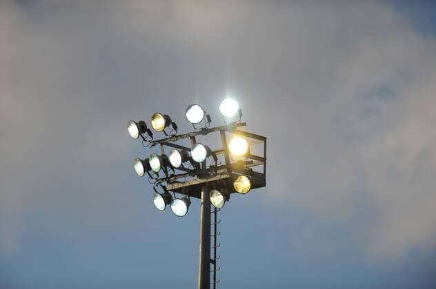 Flutlicht-Anlage im Hardtwaldstadion, Heimspielstätte des SV Sandhausen