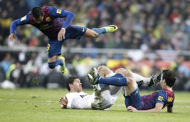 Real Madrid s Xabi Alonso against Barcelona s Alexis Sanchez and Cesc Fabregas during La Liga Match. December 10, 2011.  (201112102148)