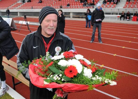 Holger BRUECK (Interims Trainer KSV Hessen Kassel) wird verabschiedet mit Blumen im Spiel KSV Hessen Kassel vs. Eintracht Frankfurt U23 am 10.12.2011, Regionalliga Süd, Saison 2011 2012