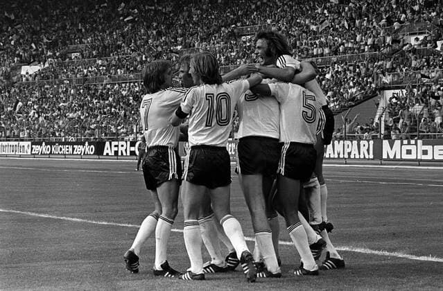 Torjubel Eintracht Frankfurt mit Karl Heinz Körbel (re.), Bernd Nickel (li.) und Jürgen Grabowski (3.v.li.)