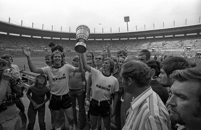 Gert Trinklein (li.) und Jürgen Grabowski (beide Eintracht Frankfurt) sind DFB Pokalsieger 1974