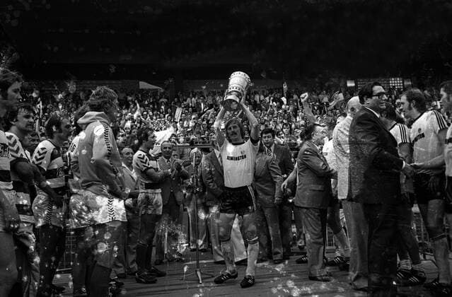 Jürgen Grabowski (Eintracht Frankfurt) präsentiert die Trophäe für den DFB Pokalsieg 1975