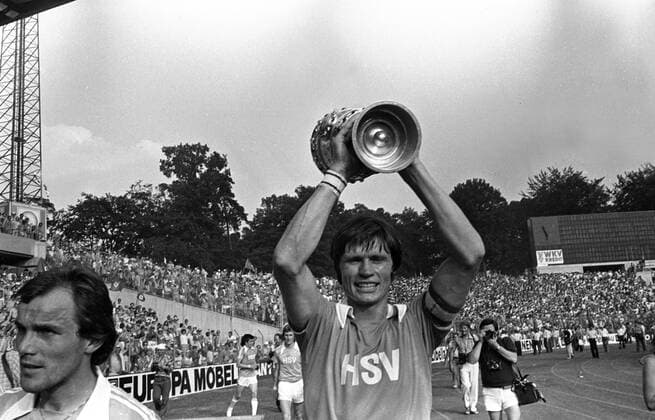 Peter Nogly (Hamburger SV) ist DFB Pokalsieger 1976