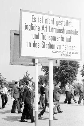 Finale um die Deutsche Meisterschaft 1961 in Hannover - 1. FC Nürnberg - Borussia Dortmund 3:0 - Schild weist die Zuschauer im Niedersachsenstadion darauf hin, dass es nicht gestattet ist, jegliche Art Lärminstrumente und Transparente mit in das Stadion zu nehmen