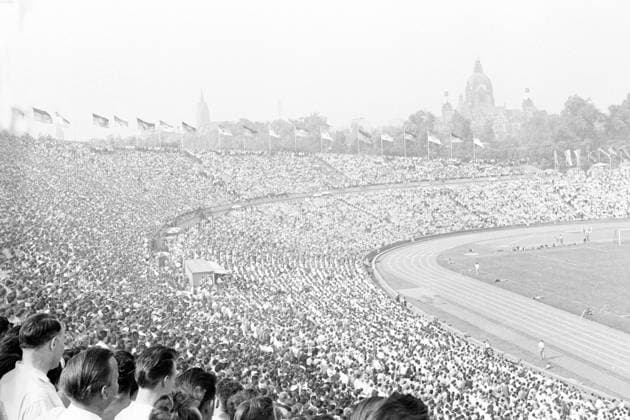 Finale um die Deutsche Meisterschaft 1961 in Hannover - 1. FC Nürnberg - Borussia Dortmund 3:0 - Fans im ausverkauften Niedersachsenstadion