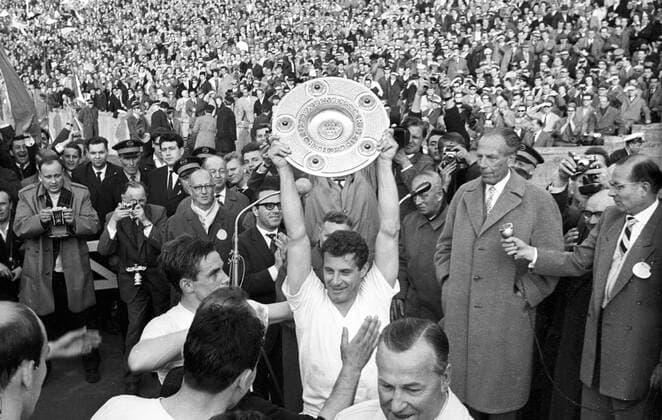 Hans Schäfer (1. FC Köln, Mitte) erhält die Meisterschale