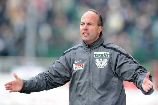 Münster, Deutschland 11. Dezember 2011: 3. Bundesliga 11 12 - SC Preussen Münster vs. Chemnitzer FC. Aktion . . Trainer Marc Fascher (Münster) unzufrieden, enttäuscht enttaeuscht.
