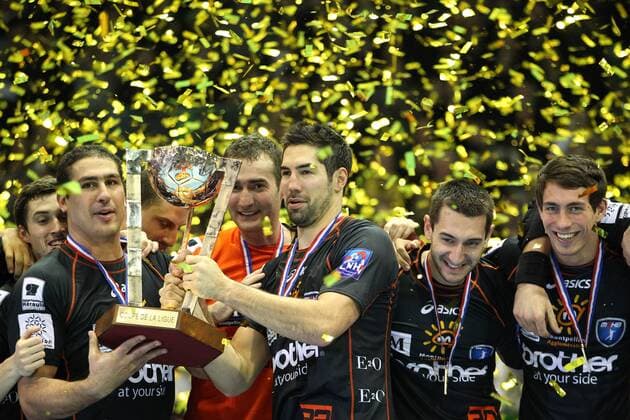 Ligapokal Sieger 2011 2012 - Issam Tej (L), Nikola Karabatic (C), Dragan Gajic (2R), Antoine Gutfreund (R) ( Montpellier ) Handball: Montpellier Saint Raphael - Coupe de la Ligue - 11.12.2011 OuestMedias Panoramic 