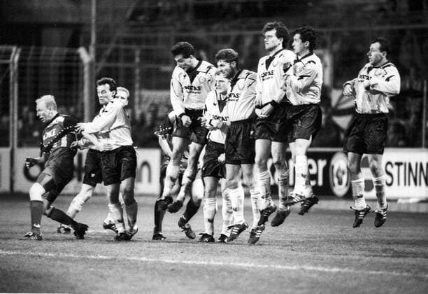 Mauer Dynamo Dresden, v.re. Markus Kranz, Hans Uwe Pilz, Olaf Marschall, Mario Kern, Henrik Risom, Sven Kmetsch, Peter Nowak; li. daneben Miroslav Kadlec (1. FC Kaiserslautern)