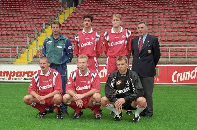 1. FC Kaiserslautern, hi.v.li.: Trainer Otto Rehhagel, Michael Ballack, Marian Hristov, Präsident Hubert Keßler, vorn: Andreas Buck, Stefan Ertl und Torwart Petr Kouba