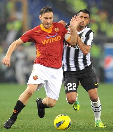 FUSSBALL INTERNATIONAL SERIE A SAISON 2011 2012 AS Rom - Juventus Turin 12.12.2011 Francesco Totti (li, AS Rom) gegen Arturo Erasmo Pardo Vidal (Juventus Turin) 