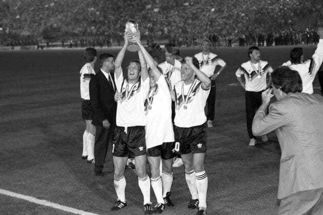 Deutschland ist Weltmeister 1990, v.li.: Andreas Brehme, Thomas Häßler Lothar Matthäus