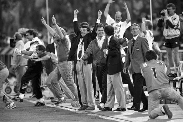 Deutschland ist Weltmeister 1990 - Pressesprecher Wolfgang Niersbach und Co Trainer Holger Osieck (Deutschland) jubeln