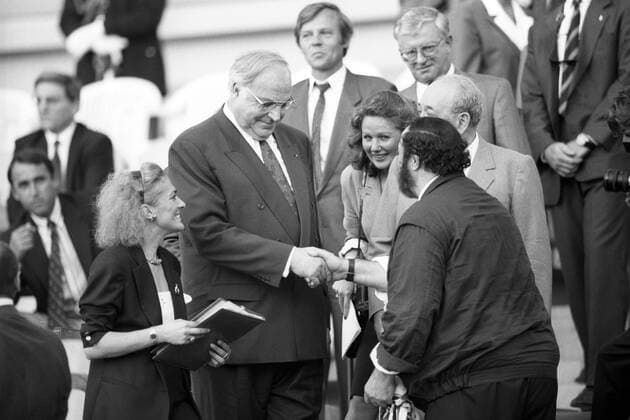Bundeskanzler Helmut Kohl (Deutschland, li.) begrüßt Tenor Luciano Pavarotti (Italien)
