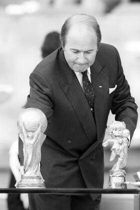 FIFA Generalsekretär Josef S. Blatter (SUI) hinter dem Weltmeisterpokal