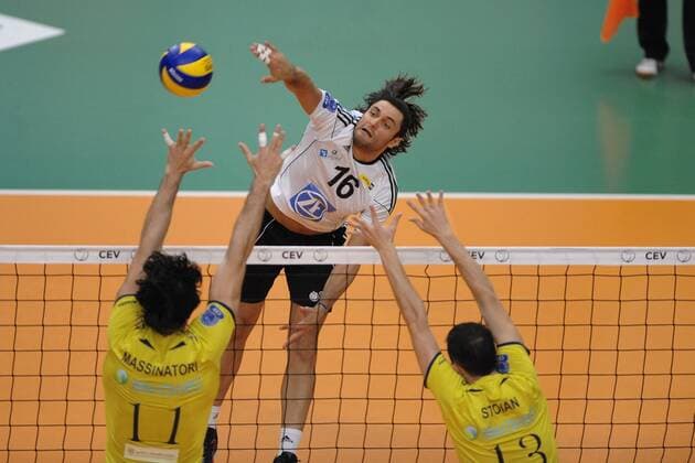 Idner LIMA MARTINS, IDI (VfB Friedrichshafen). Vorne Dias MASSINATORI (Remat Zalau ROM) und Andrei STOIAN (Remat Zalau ROM) Volleyball, 1. Bundesliga, Männer, 2012 CEV Volleyball Champions League, VfB Friedrichshafen - Remat Zalau (ROM), 14.12.2011
