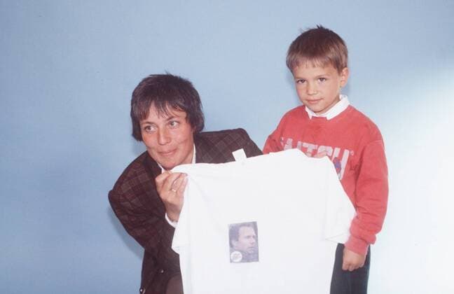 Rosi Mittermaier mit Sohn Felix Neureuther 06 88 rag Frau Wintersport Ski Skifahren T-Shirt hochhaltend halb quer Kind