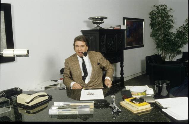 Günter Eichberg (Präsident FC Schalke 04) 01 89 hör Günter Eichberg im Januar 1989 Deutschland Deutscher deutsch Mann Fußball Fußballverein Manager Management Bundesliga Sonnenkönig Präsident FC Schalke 04 dunkelhaarig seriös Anzug Krawatte Einstecktuch Pfeife rauchend rauchen Schreibtisch Büro Arbeitsplatz Querformat quer halb sitzend exklusiv exklusiver Fototermin