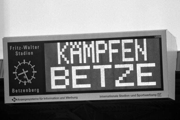 Kämpfen Betze - die Anzeige im Fritz Walter Stadion bzw. Betzenberg peitscht den 1. FC Kaiserslautern an