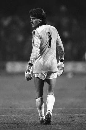 Heinz GRUENDEL, Gründel, HSV, im Torwart-Trikot und mit Torwarthandschuhen, ganze Figur, Ganzkoerper, der Feldspieler mußte nach dem Platzverweis gegen Torwart Uli Sein das Tor des HSV hueten, SW-Aufnahme, Fussball DFB-Pokal, 2. Hauptrunde, FC Augsburg - Hsmburger SV 1:2, am 24.10.1986 in Augsburg