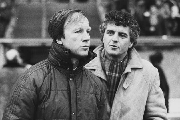 Aus 1. BL Saison 1983 1984 Eintracht Braunschweig gegen den VfB Stuttgart 1:0 am 21.01.1984 - Trainer Helmut Benthaus (Stuttgart, li.) und DFB Co Trainer Erich Ribbeck (BR Deutschland)