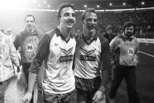 Aus 1. BL Saison 1985 1986 Hannover 96 (Rot) gegen Werder Bremen 2:4 am 14.12.1985 im Niedersachsenstadion. Im Foto: Gewonnen. Werder Spieler Frank Ordenewitz li. und Thomas Schaaf.