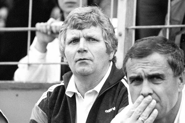 Aus Aufstiegsrunde zur 2. BL Saison 1986 1987 zwischen Arminia Hannover und Hertha BSC Berlin 0:1 am 31.05.1987 im Arminia Stadion. Im Foto: Hertha Trainerbank mit Trainer Jürgen Sundermann li. und Co. Trainer Hans Eder.