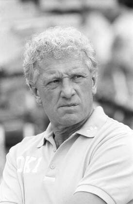 Karlheinz Feldkamp (Fußballtrainer) 08 90 ru Karlheinz Feldkamp im August 1990 beim Supercup-Fußballspiel FC Bayern München Kaiserslautern Deutschland deutsch Mann Profisport Fußball Fußballtrainer Trainer german soccer football coach hoch Portrait neutral ernst draußen sw