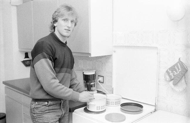 14.05.1984, Kaiserslautern - 1. Bundesliga 1983 1984 - 1. FC Kaiserslautern - Andreas Brehme beim Kochen