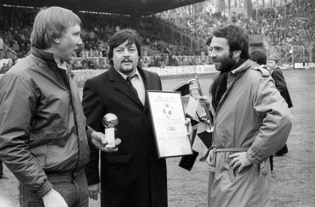 01.02.1981, Kaiserslautern - 1. Bundesliga 1980 1981 - 1. FC Kaiserslautern - Die Bild wählt Jürgen Friedrich zum Präsidenten des Jahres 1981 und überreicht diesem den Goldenen Ball