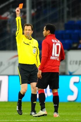 17.12.2011, 17. Spieltag, 1.Bundesliga 2011 2012, TSG 1899 Hoffenheim (blau) vs. Hertha BSC Berlin (rot) (v.li.) Schiedsrichter Peter Sippel zeigt RAFFAEL (Hertha BSC Berlin) nach einer Tätlichkeit die Rote Karte. Aktion