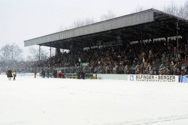 Wintereinbruch im Stadion am Alsenweg, Heimspielstätte des SV Waldhof Mannheim