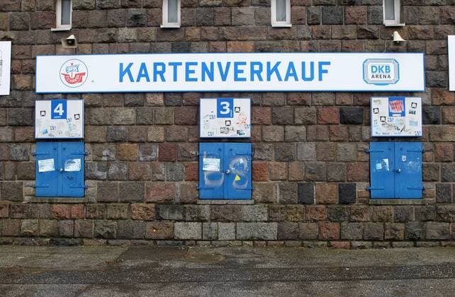 Fußball, Stadiongeschichte FC Hansa Rostock Rostock, 18.12.2011, DKB-Arena, Fussball, 2.Bundesliga, 19.Spieltag , FC Hansa Rostock - Das Zweitligaspiel musste unter Ausschluß der Öffentlichkeit ausgetragen werden - Die Kartenhäuschen des Rostocker Stadions blieben geschlossen