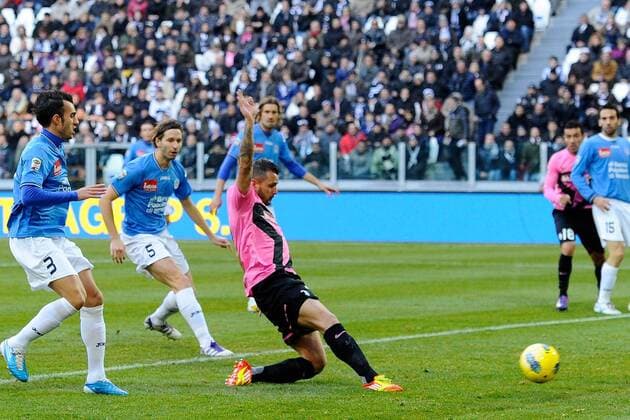Torino, 18 12 2011 - Serie A 2011 2012 - Juventus Torino vs Novara Calcio - Tor von Simone Pepe zum 1:0 