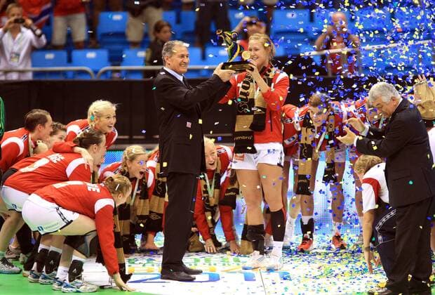 Handball, Frauen Weltmeisterschaft 2011, Sao Paulo, 18.12.2011 - Finale - Norwegen ist Weltmeister 2011 - IHF-Präsident Dr. Hassan Moustafa (EGY) übergibt Heidi LOKE, NOR, den WM Pokal. Rechts, Präsident des Brasilianischen Handballs, Manoel Luiz OLIVEURI