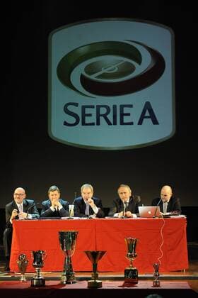 Desenzano del Garda - 19 12 2011 - Weihnachtsfeier Serie A - LNP Präsident Maurizio Beretta und FIGC Präsident Giancarlo Abete mit Trophäen 