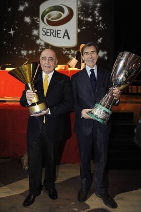 Desenzano del Garda - 19 12 2011 - Weihnachtsfeier Serie A - Sportdirektor Ariedo Bradia und Vizepräsident Adriano Galliani (AC Milan) mit der Trophäe für den Gewinn der Meisterschaft und des Supercups - 