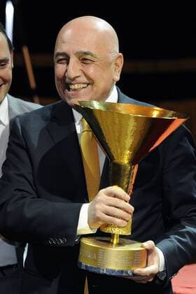 Desenzano del Garda - 19 12 2011 - Weihnachtsfeier Serie A - Adriano Galliani (AC Milan) mit dem Pokal für die Meisterschaft 