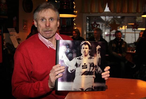 01.12.2011, Essen, Fussball, 2. Bundesliga, Der Ex-MSV-Spieler Michael Tönnies leidet an einer schweren Lungekrankheit (COPD). Aus diesem Grunde besuchen ihn Fans und ehemalige Mitspieler am 01.12.2011 in seiner Stammkneipe Anja s Treff in Essen, um ihm Geschenke und Genesungswünsche zu überreichen. Michael Tönnies mit einem großen und schweren Buch, das ihn Vertreter der MSV-Fans überreicht haben. In diesem Buch stehen etwa 250 Genesungswünsche von Fans, Freunden und ehemaligen Mitspielern und Trainern, die durch eine Initiative aus Fankreisen im Fanforum und mehreren Aufrufen bei Facebook in die Wege geleitet wurde.