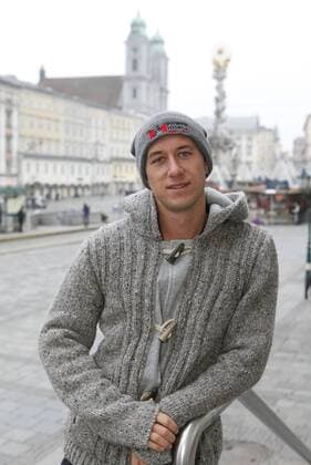Tennis Profi Philipp Kohlschreiber (GER) in der Altstadt von Linz,AUT,Portrait, Einzelbild,Halbkoerper,Hochformat,winterlich,Winter,Tourist,