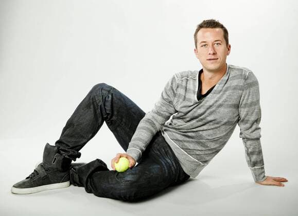 Tennis Profi Philipp Kohlschreiber (GER) im Fotostudio, lässige Kleidung,privat, Pose, Einzelbild,Ganzkoerper,Querformat,
