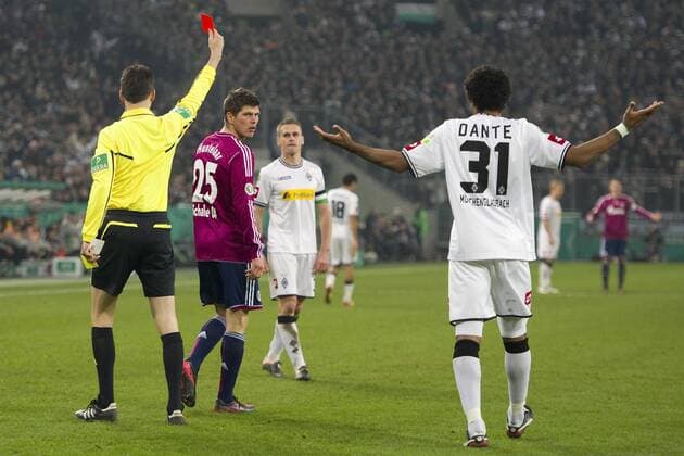 Schiedsrichter Wolfgang STARK (li.) zeigt Klaas-Jan HUNTELAAR (2.v.l., GE) die gelb-rote Karte, Dante BONFIM (re., MG) tut unschuldig, ganze Figur, Querformat, rot, gelb, Platzverweis, Fussball DFB Pokal Achtelfinale, Borussia Mönchengladbach (MG) - FC Schalke 04 (GE), am 21. 12.2011 in Mönchengladbach Deutschland