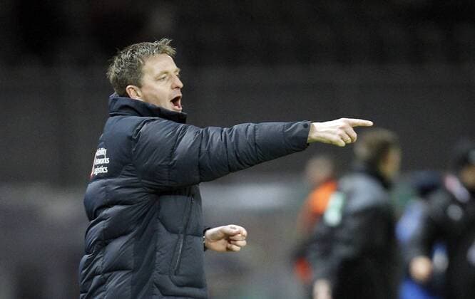 Rainer Widmayer, Trainer Hertha BSC Berlin, gestikulierend an der Seitenlinie, Einzelbild, Ganzkörperbild, Gestik, Trainer, coach, Aktion, quer Hertha BSC Berlin(Hertha)-1.FC Kaiserslautern (FCK), DFB-Pokal 2011 2012, Achtelfinale, 1 8-Finale, Herren, Fussball, Fußball, Deutschland, Germany, Ergebnis: 3:1 Berlin, 21.12.2011, Olympiastadion