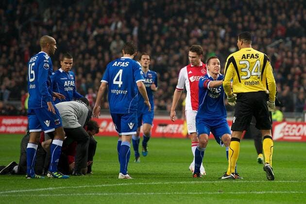 (L-R) Simon Poulsen of AZ,Niklas Moisander of AZ,goalkeeper Esteban Alvarado Brown of AZ - Platzverweis und Spielabbruch nachdem Torwart Esteban Alvarado (Alkmaar, R) einen Ajax Flitzer attackierte - Ajax Amsterdam vs. AZ Alkmaar - Dutch Cup 2011 2012 xVIxKarelxDelvoyex xOrangexPicturesxIVx 499047